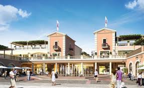 Βόλτα στο "Εκπτωτικό χωριό".