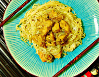 Γλυκόξινο κοτόπουλο με ζυμαρικά.