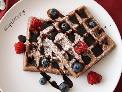 Σοκολατένιες βάφλες με σπιτικό σιρόπι σοκολάτας!