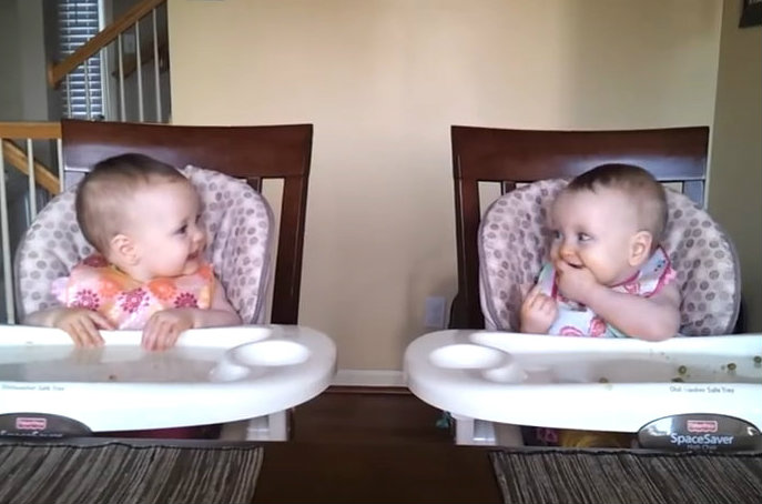 Δίδυμα χορεύουν με το αγαπημένο τους άκουσμα!