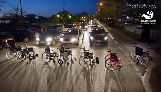 Οι απίθανοι τύποι διέκοψαν την κυκλοφορία και μας είπαν «Επιστρέφω αμέσως»