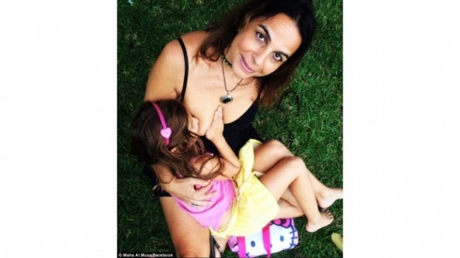 Θηλάζει ακόμα και στο … σχολείο την 6χρονη κόρη της