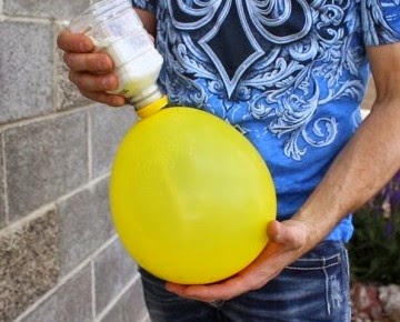 Απίθανο! Ρίχνει αλεύρι μέσα σ’ ένα μπαλόνι! O λόγος… Δείτε το όλοι όσοι έχετε μικρά παιδιά!