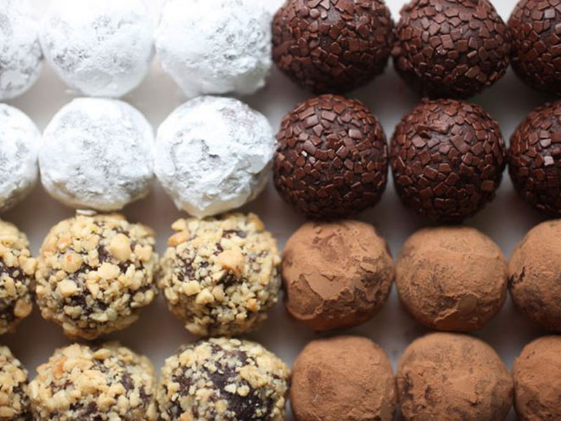 Τρουφάκια με μαύρη σοκολάτα και φυστικοβούτυρο!